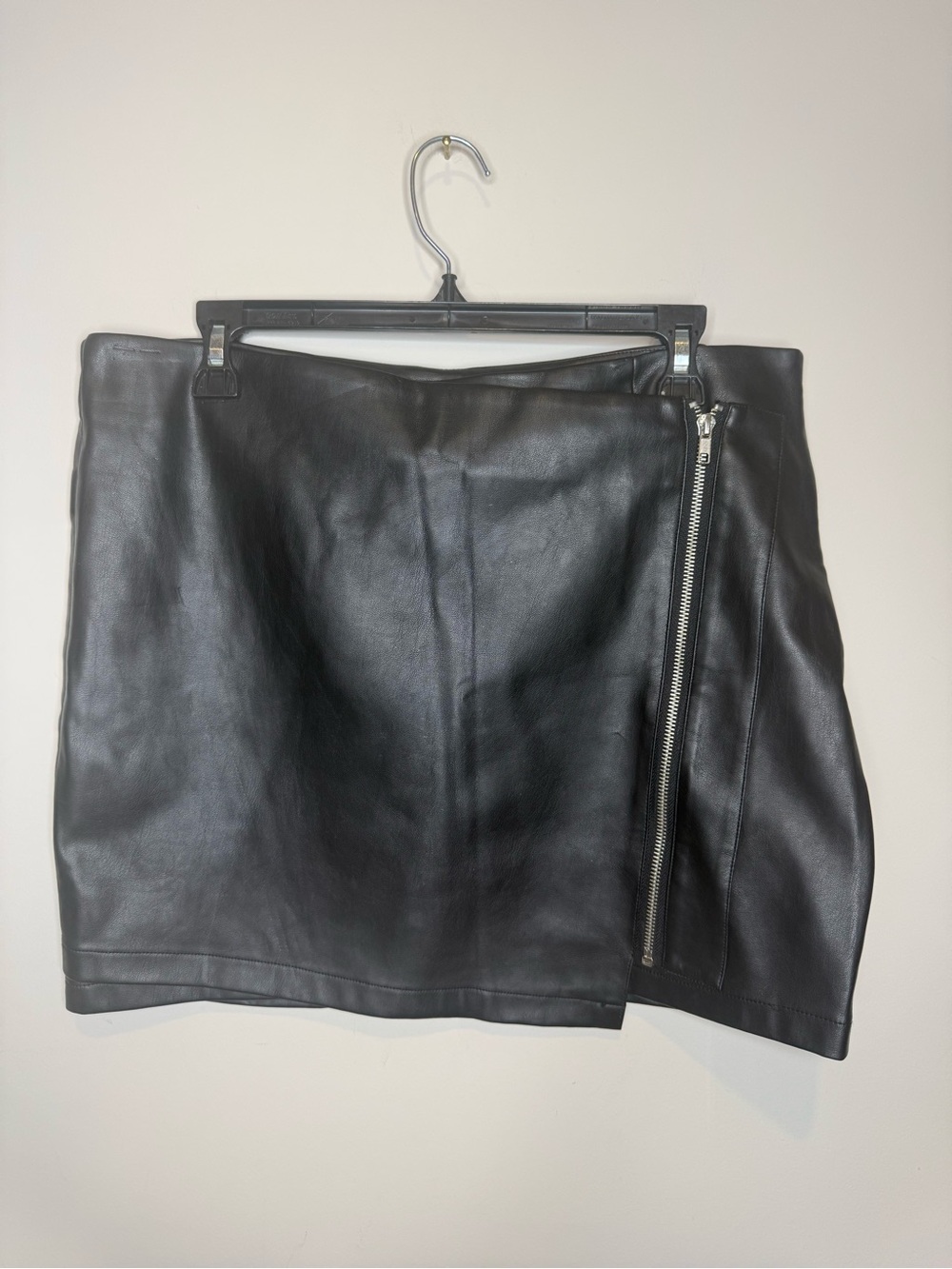 Lulus vegan leather mini skirt Zip-Front